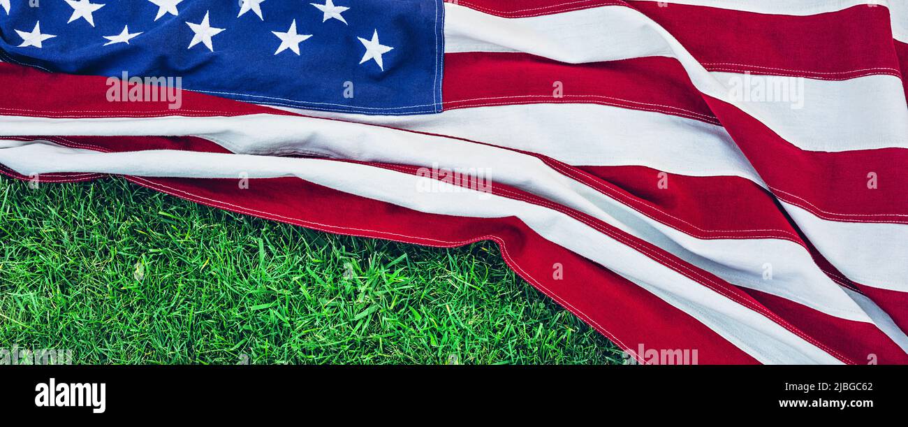 US-Flagge auf grünem Gras im Sommer. Juli 4, USA Independence Day Konzept Stockfoto