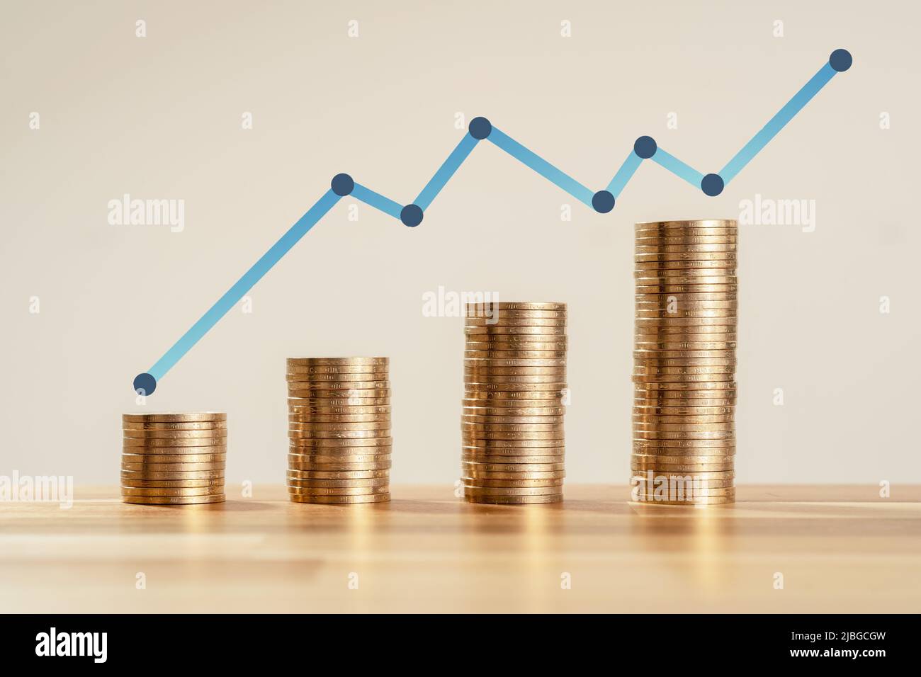 Nahaufnahme Foto von ständig wachsenden Münzen auf isoliertem Hintergrund. Konzept von steigendem Geld und steigenden Investitionen von Neugründungen. Stockfoto
