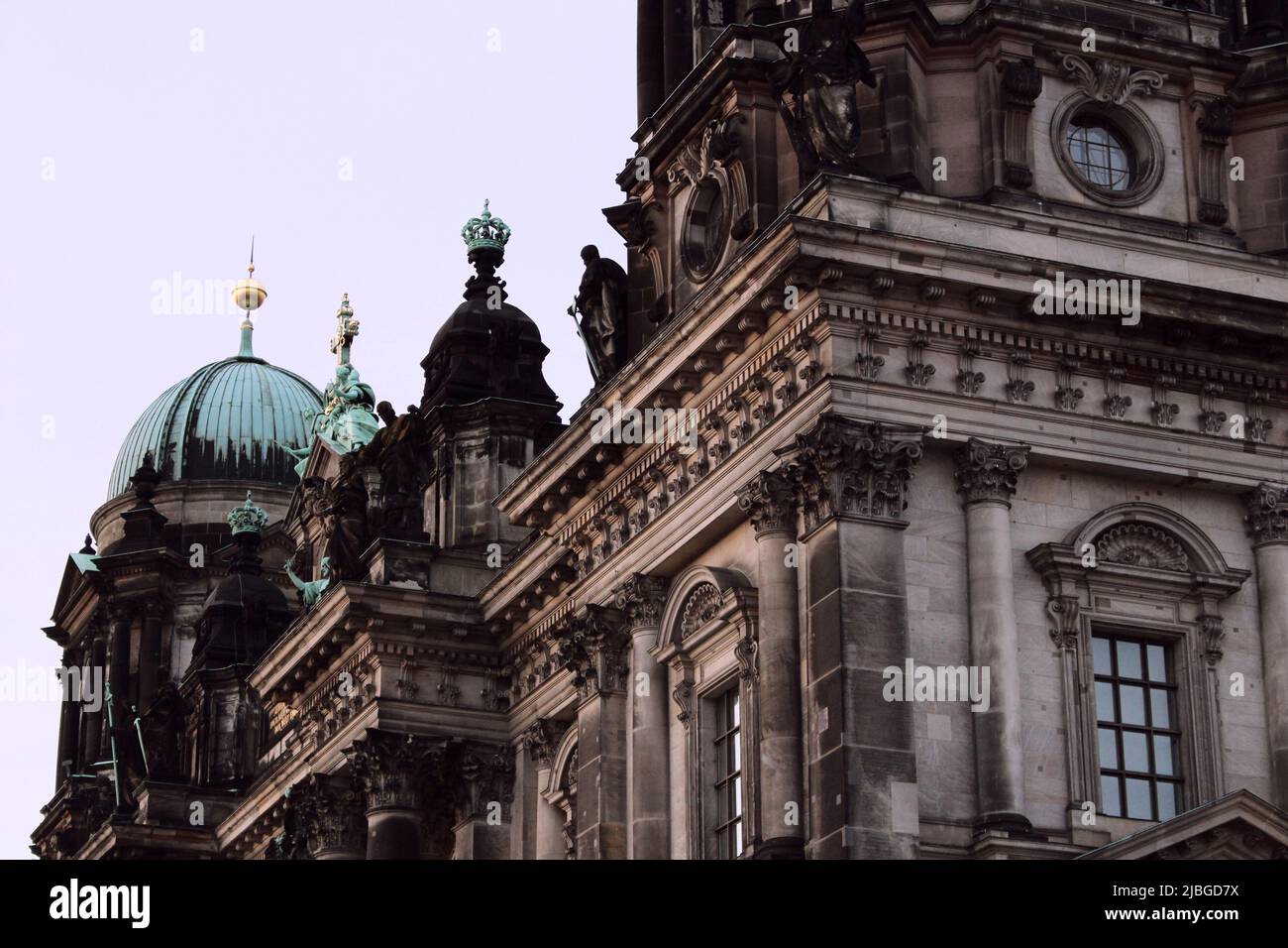 Nahaufnahme des Berliner Doms bei bewölktem Himmel im Winter. Stockfoto