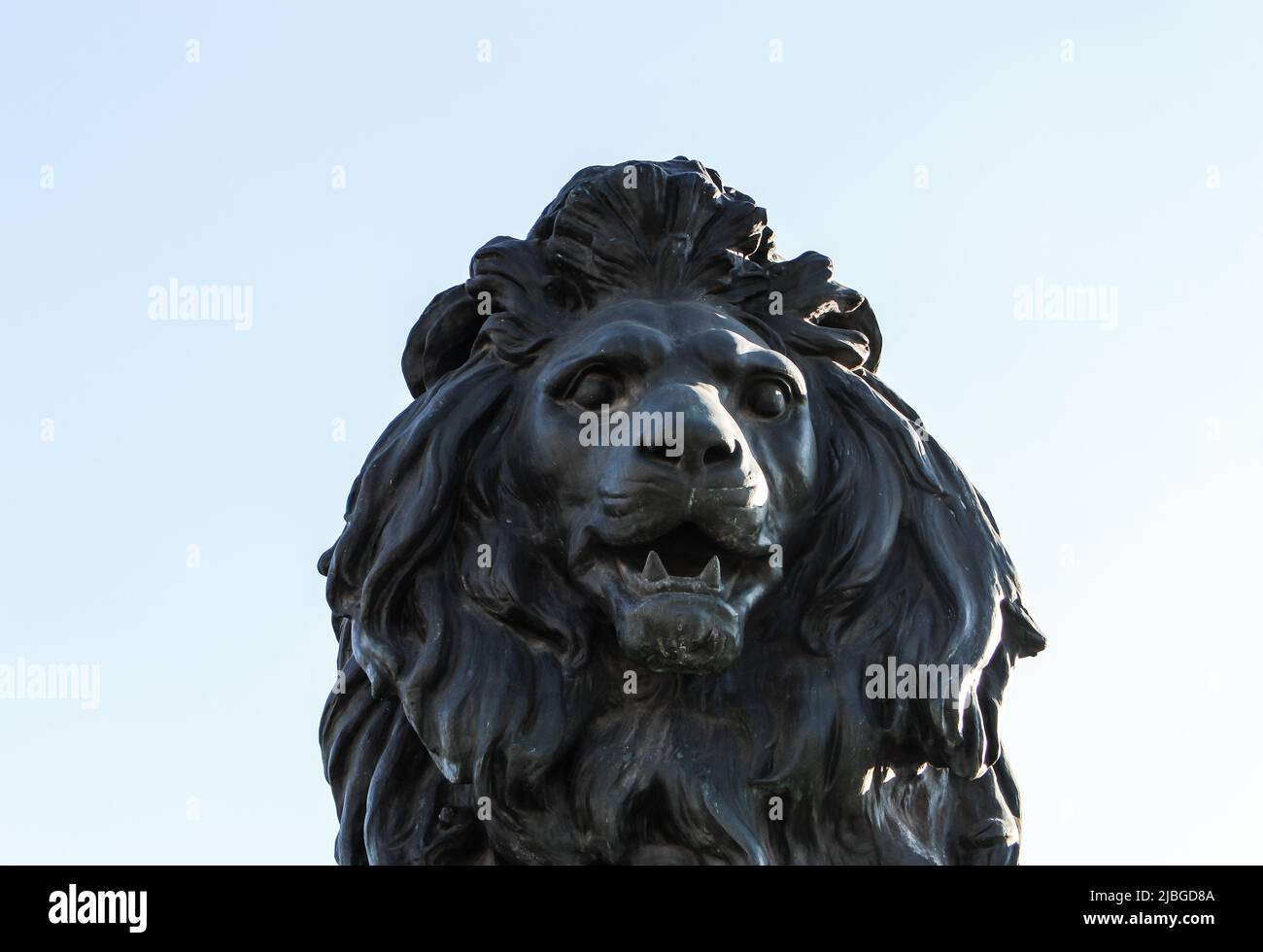 Sofia, Bulgarien - 14. Feb 2017: Löwenstatue auf der Löwenbrücke über dem Fluss Vladaya, Sofia, Bulgarien. Konzept für niedrige Sättigung Stockfoto