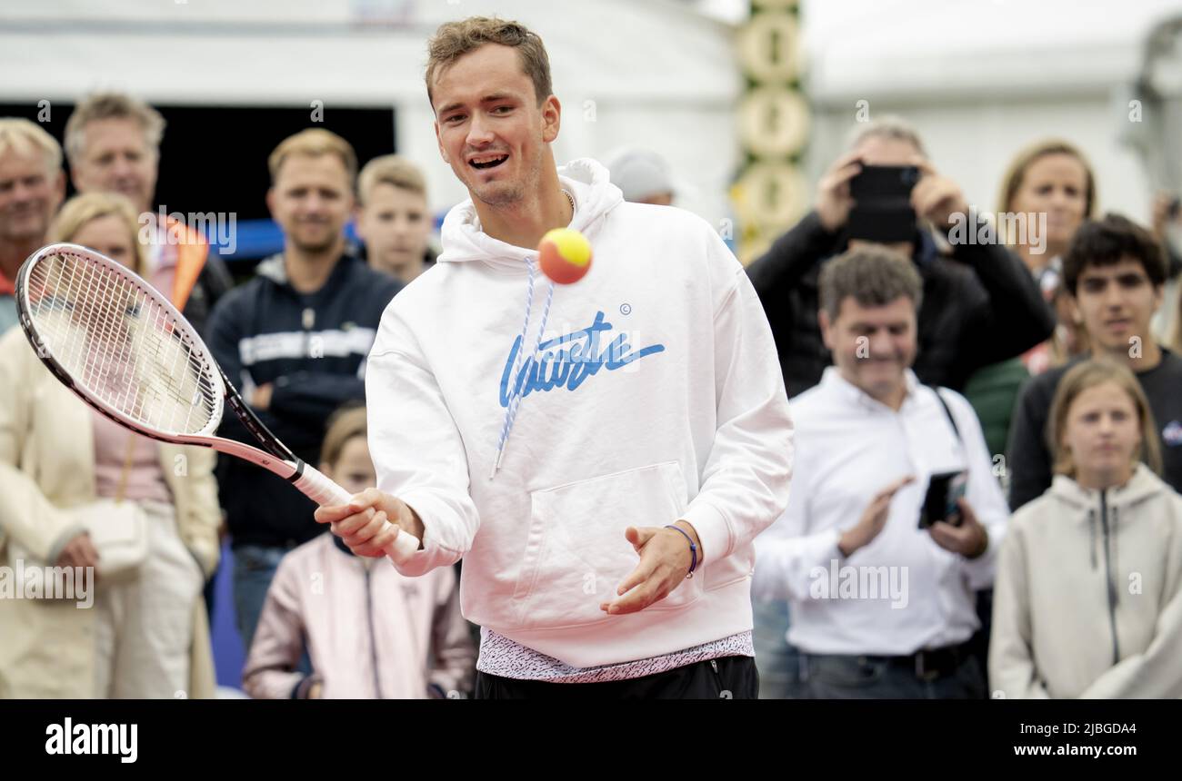 ROSMALEN - Netherlands, 06/06/2022, 2022-06-06 15:15:29 ROSMALEN - Daniil Medvedev aus Russland spielt Tennis mit einem Publikum beim internationalen Tennisturnier Libema Open. Das kombinierte niederländische Tennisturnier für Männer und Frauen wird zwölf Tage lang auf den Rasenplätzen von Autotron ausgetragen. ANP SANDER KONING niederlande Out - belgien Out Stockfoto