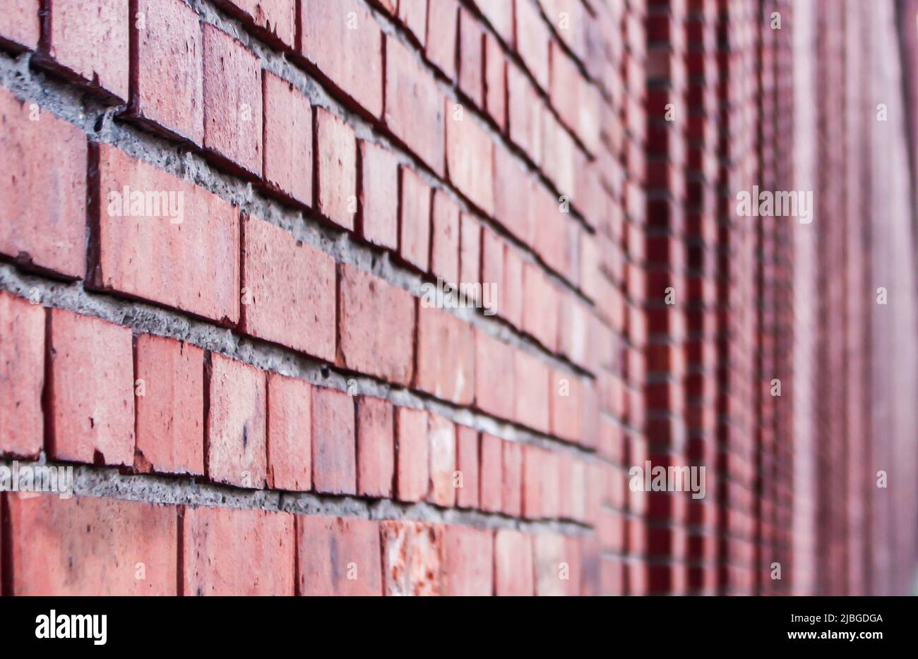 Backsteinmauer aus Straßenansicht in Berlin, Deutschland Stockfoto