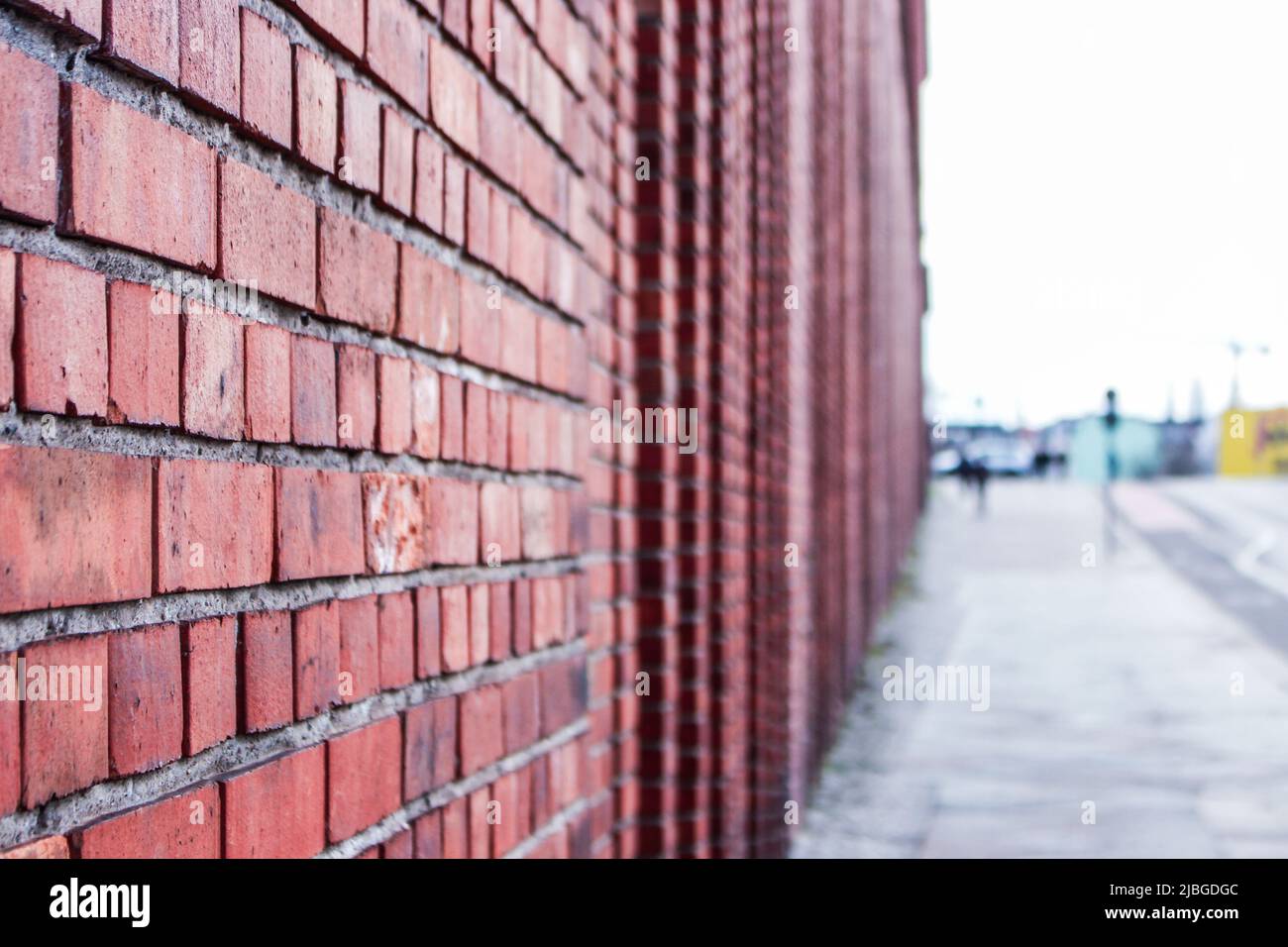 Backsteinmauer aus Straßenansicht in Berlin, Deutschland Stockfoto