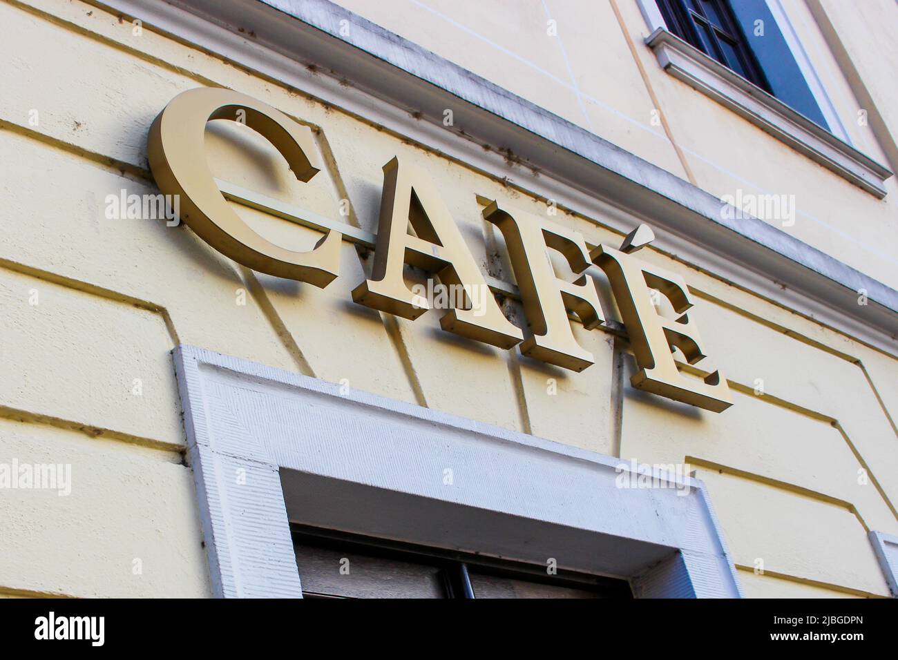 Café-Schild am Eingang der Cafeteria Stockfoto