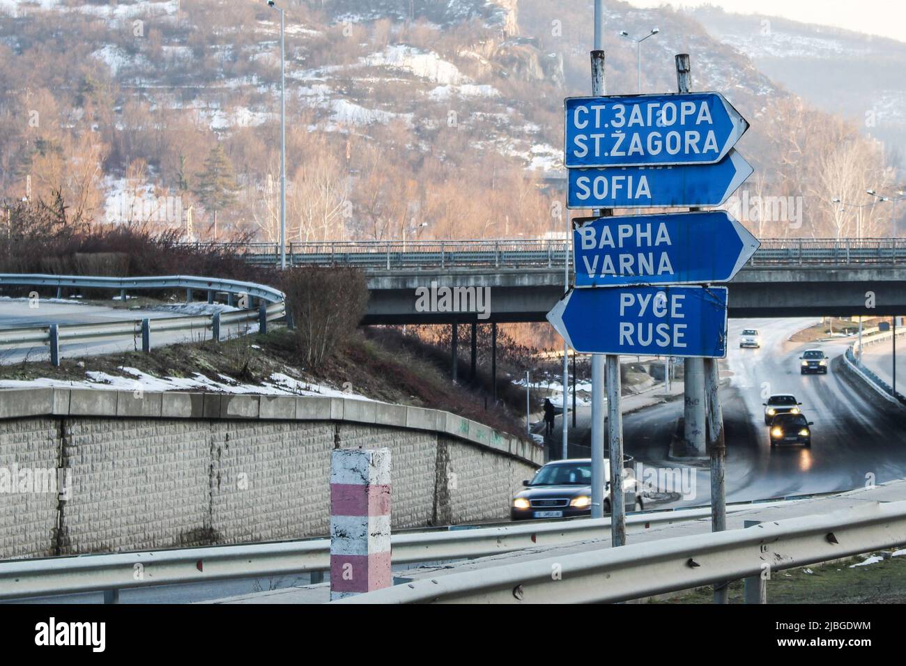 Veliko Tarnovo, Bulgarien - 15. Februar 2017 : Straßenschilder in Veliko Tarnovo. Stara Zagora, Sofia, Varna und Ruse sind die Namen der Städte in Bulgarien. Stockfoto