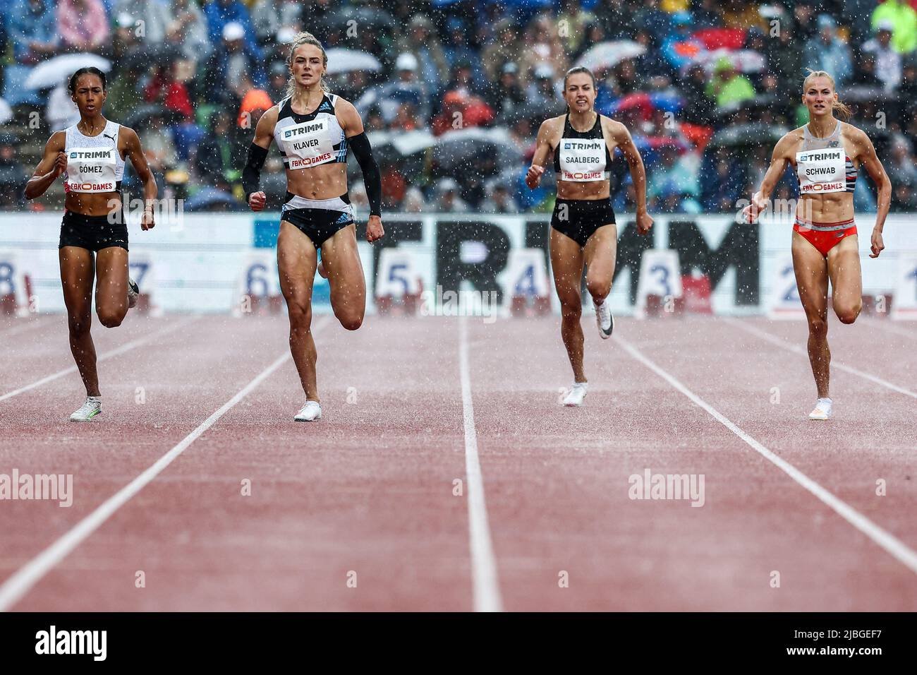 2022-06-06 15:48:31 HENGELO - Roxana Gomez, Lieke Klaver, Eveline Saalberg und Corrina Schwab in Aktion in der Frauen 400m Veranstaltung während der FBK Spiele. ANP VINCENT JANNINK niederlande Out - belgien Out Stockfoto