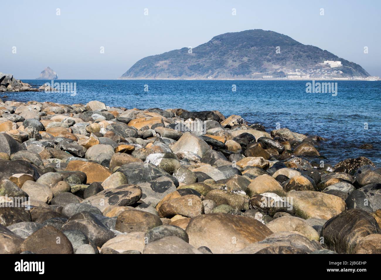 Das Bild von Steinen und Felsen am Strand in Itoshima, Japan. Es ist von Genkai Meer umgeben. Stockfoto