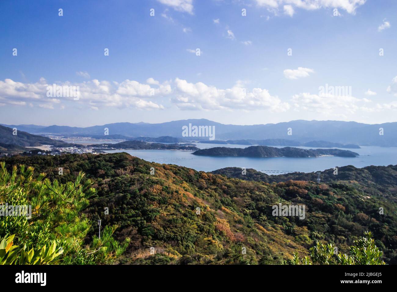 Landschaft von Itoshima vom Berg in Itoshima, Fukuoka, Japan. Im Bild gibt es kleine Inseln im Meer von Genkai. Stockfoto