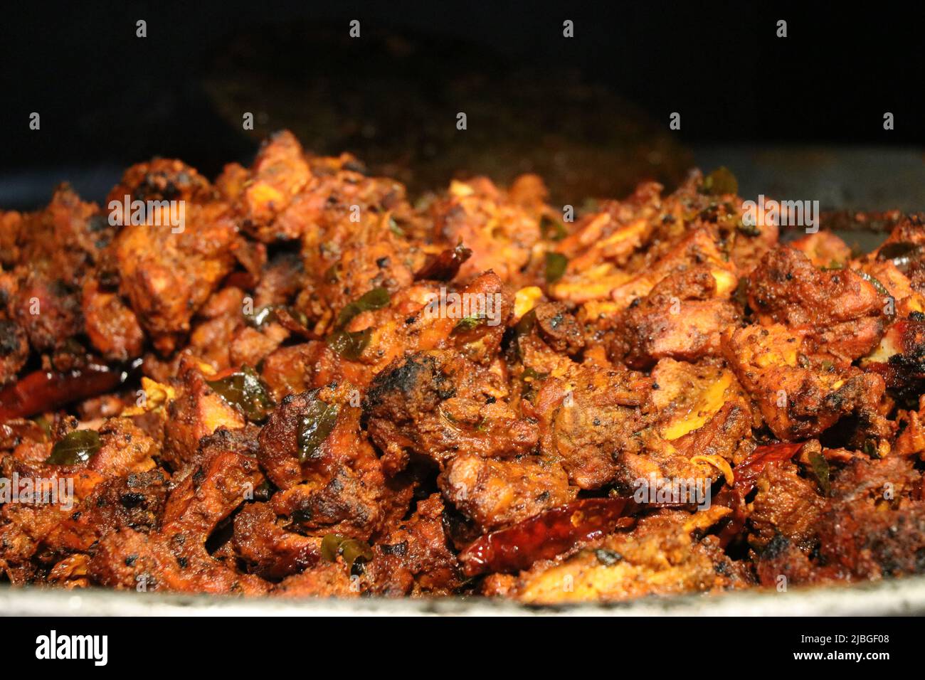 Köstliche Hühnchen-Kebab-Gerichte, zubereitet mit traditionellen indischen Gewürzen, wie z. B. den Blättern des Pfeffers und trockener roter Chili Stockfoto