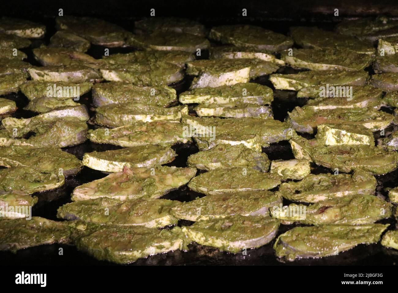 Catla Fisch Braten in einer großen Gruppe auf einer Pfanne, Green Masala Fisch braten Stockfoto