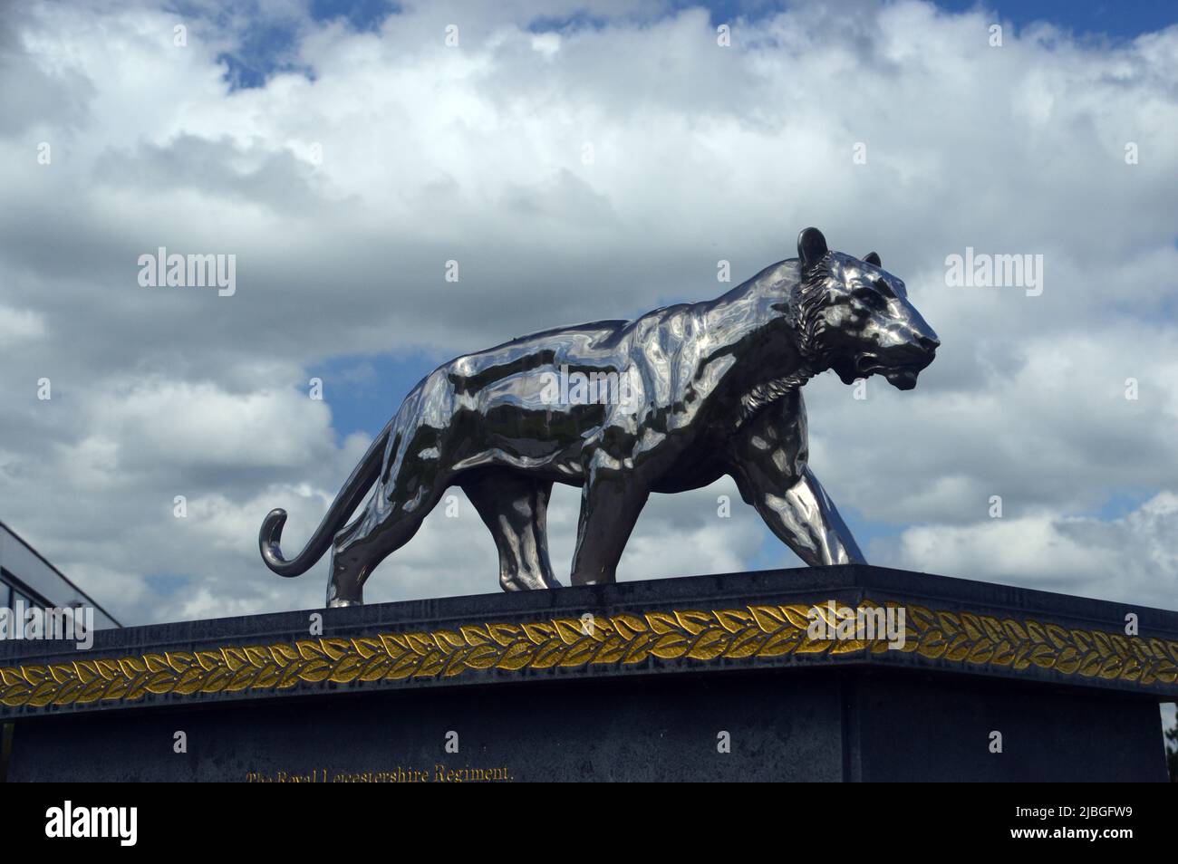 Shiny Sliver Bronze Tiger Staue Memorial für das Royal Leicestershire Regiment im National Memorial Arboretum, Staffordshire, England, Großbritannien Stockfoto