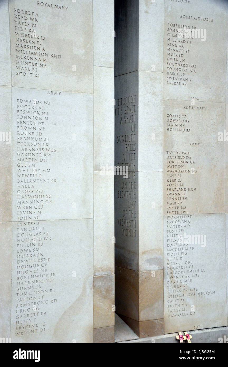 Geschnitzte Namen von passierten Soldaten auf dem Armed Forces Memorial an der White Portland Stone Wall im National Memorial Arboretum, Staffordshire, England. Stockfoto