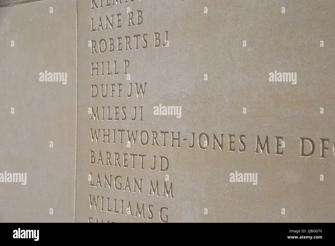 Geschnitzte Namen von passierten Soldaten auf dem Armed Forces Memorial an der White Portland Stone Wall im National Memorial Arboretum, Staffordshire, England. Stockfoto