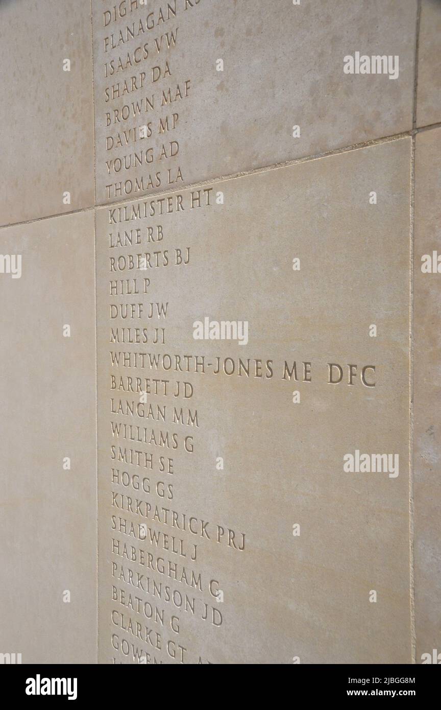 Geschnitzte Namen von passierten Soldaten auf dem Armed Forces Memorial an der White Portland Stone Wall im National Memorial Arboretum, Staffordshire, England. Stockfoto