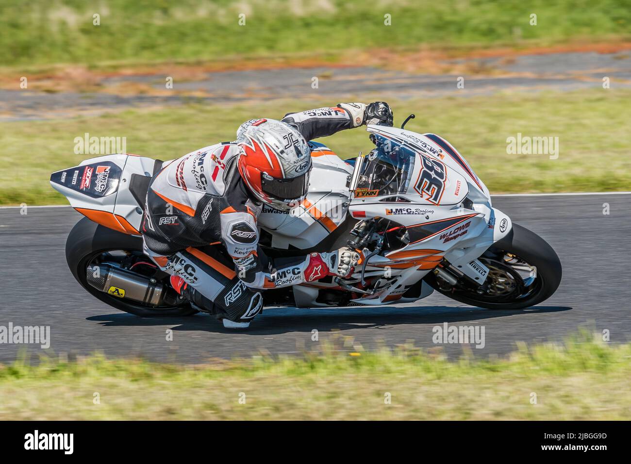 Jason Lynn aus Ballymena, Nordirland, Superbikes-Rennfahrer, auf der Colonial Corner, Kirkistown Race Circuit Stockfoto