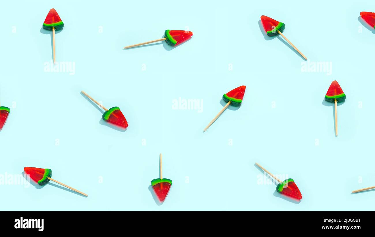 Süßigkeiten auf einem Stock in Form einer Scheibe Wassermelone Stockfoto