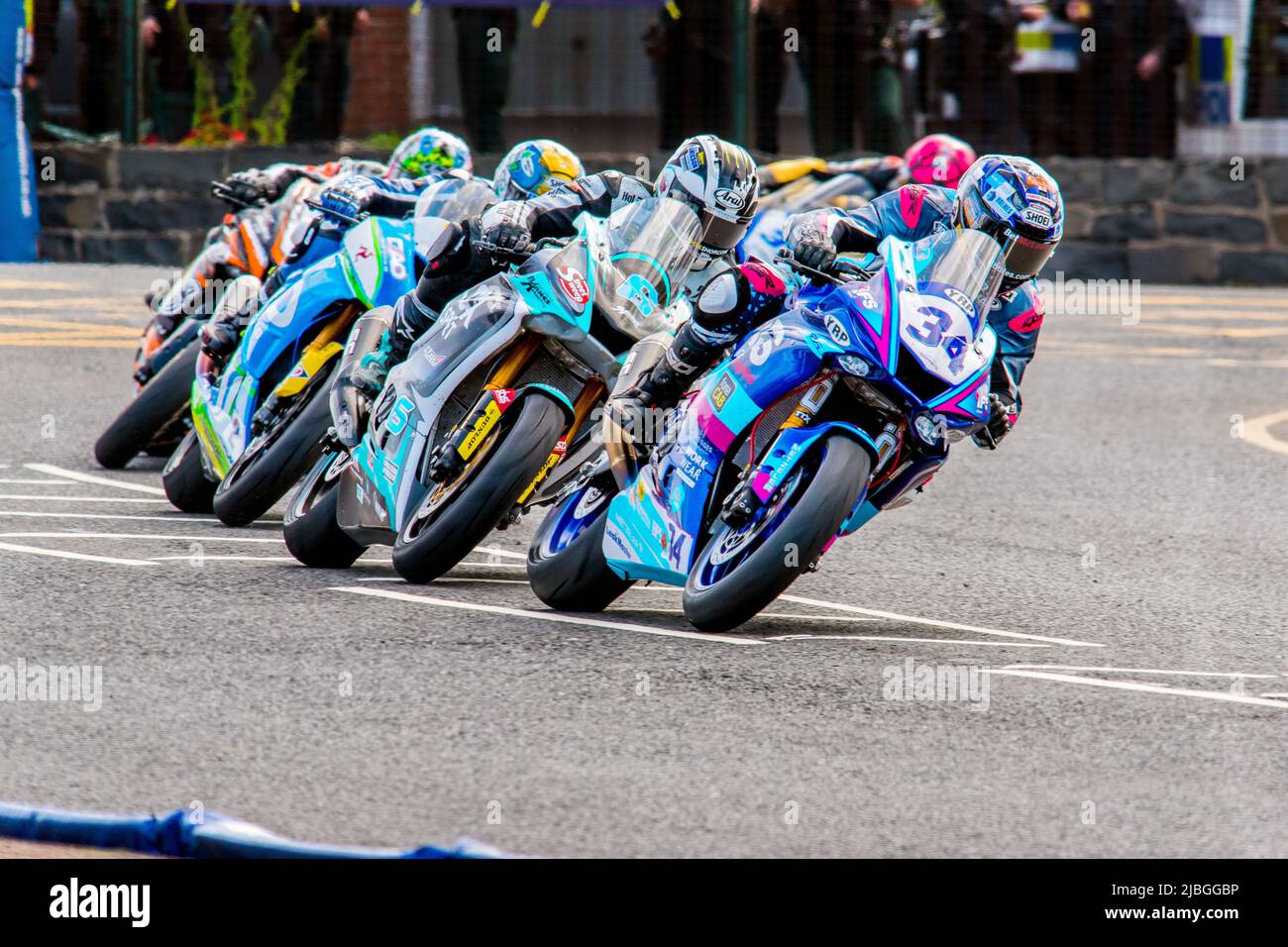 Alastair Seeley führt Michael Dunlop und Dean Harrison bei den North West 200 International Road Races 2022 um Metropole, Stockfoto