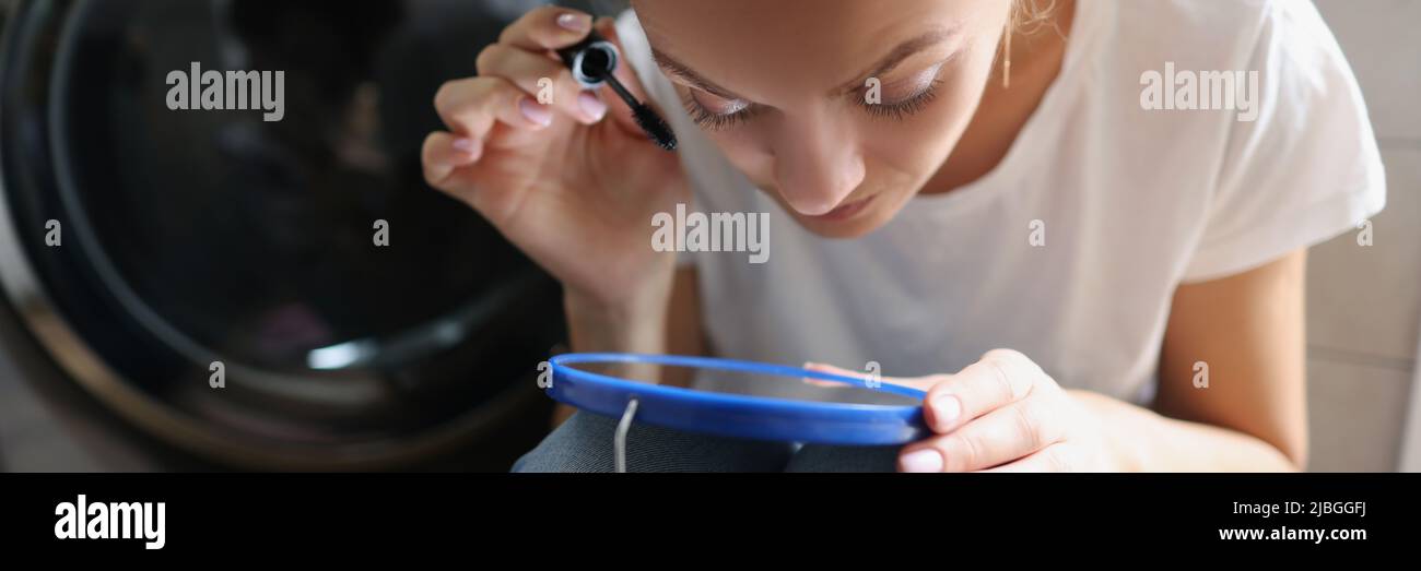 Junge Frau, die kosmetisches Produkt verwendet Stockfoto