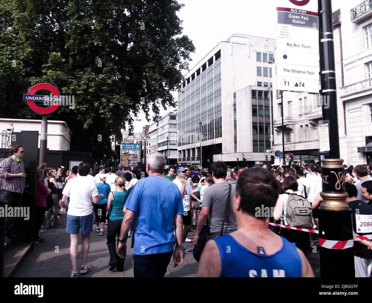 London, Vereinigtes Königreich - 10. Juli 2011 : City Marathon in der Nähe des Hyde Park, England. Massierte Läufer begannen zu laufen und der Platz ist voller Aufregung. Stockfoto