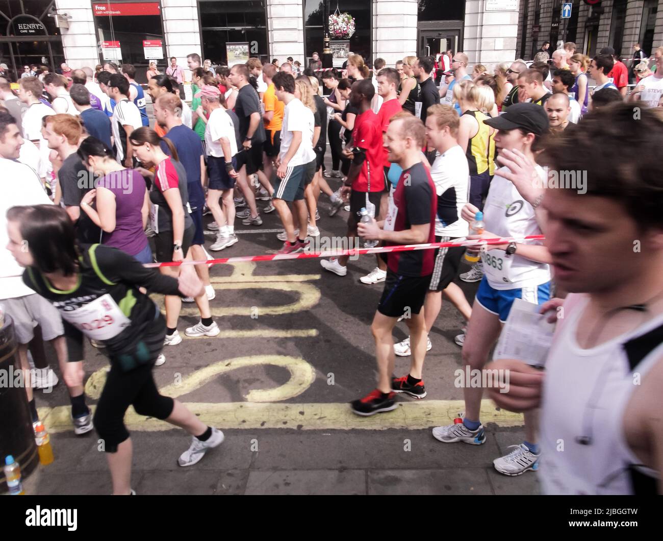London, Vereinigtes Königreich - 10. Juli 2011 : City Marathon in der Nähe des Hyde Park, England. Massierte Läufer begannen zu laufen und der Platz ist voller Aufregung. Stockfoto