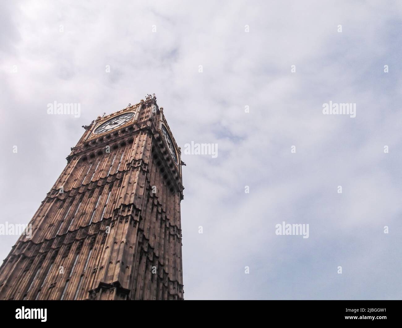 Big Ben Clock (diagonaler Winkel) in bewölktem Himmel vom Boden. Stockfoto