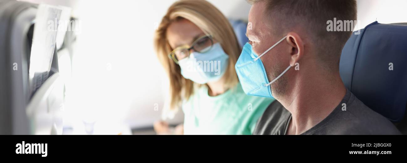 Frau und Mann entscheiden sich zu essen Stockfoto