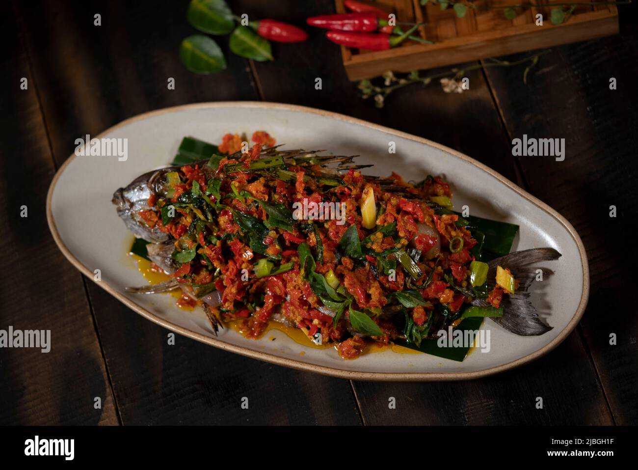 Gerösteter Baronang-Fisch mit würzigem Bumbu (Rica) Stockfoto