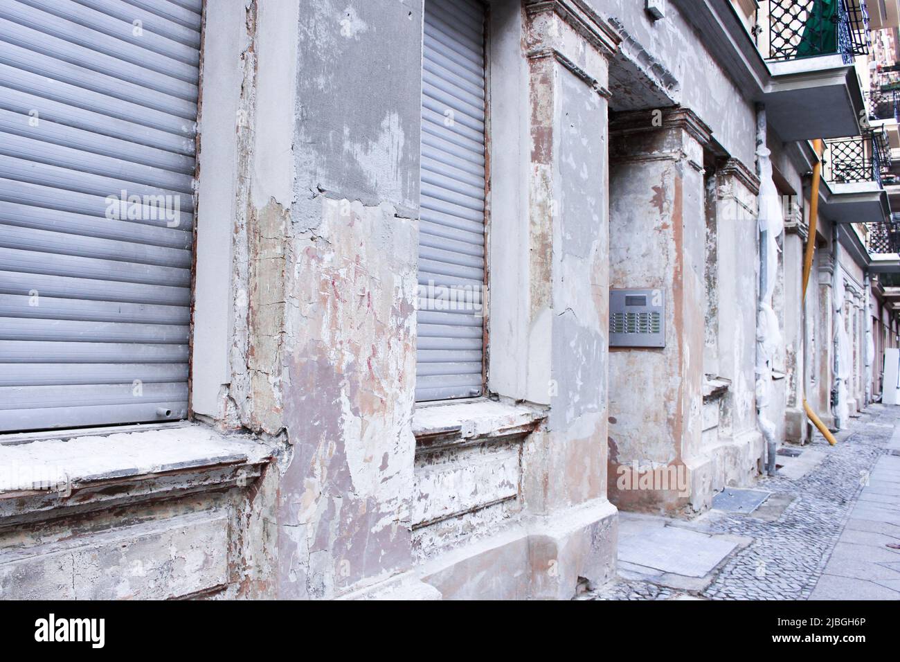 Das Bild einer alten Wohnung in der Innenstadt in Ost-Berlin, Deutschland. Das Äußere des Gebäudes ist verblasst und beschädigt, weil es alt ist. Stockfoto