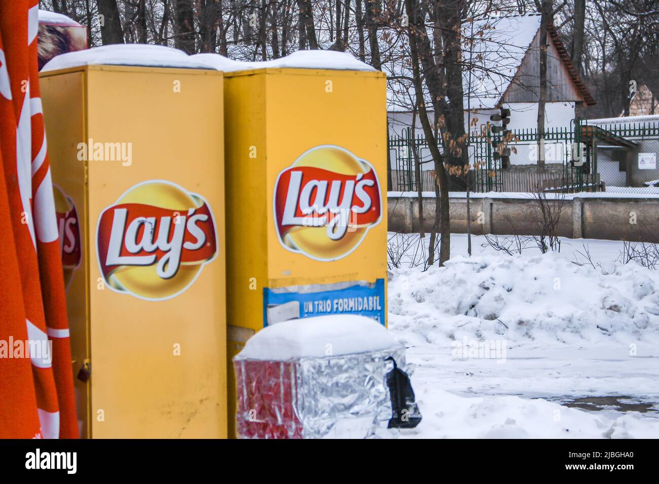 Bukarest, Rumänien - 12. Feb. 2017 : Lay's Snack-Automaten im Herastrau Park. Lay's ist der Name einer Marke für eine Reihe von Kartoffelchips Stockfoto