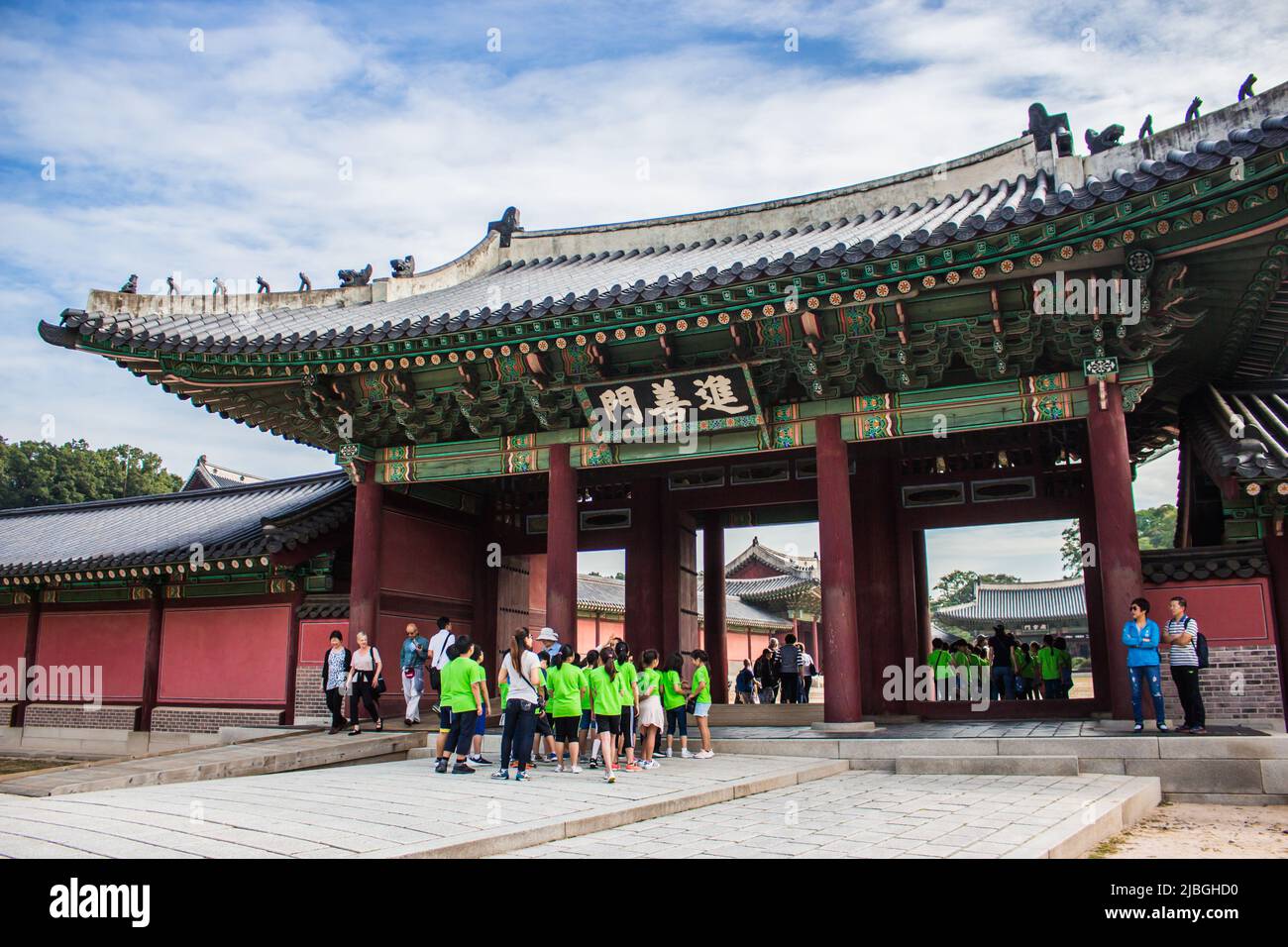 Das Bild des Changdeokgung Palastes (Changdeok Palast) und Touristen