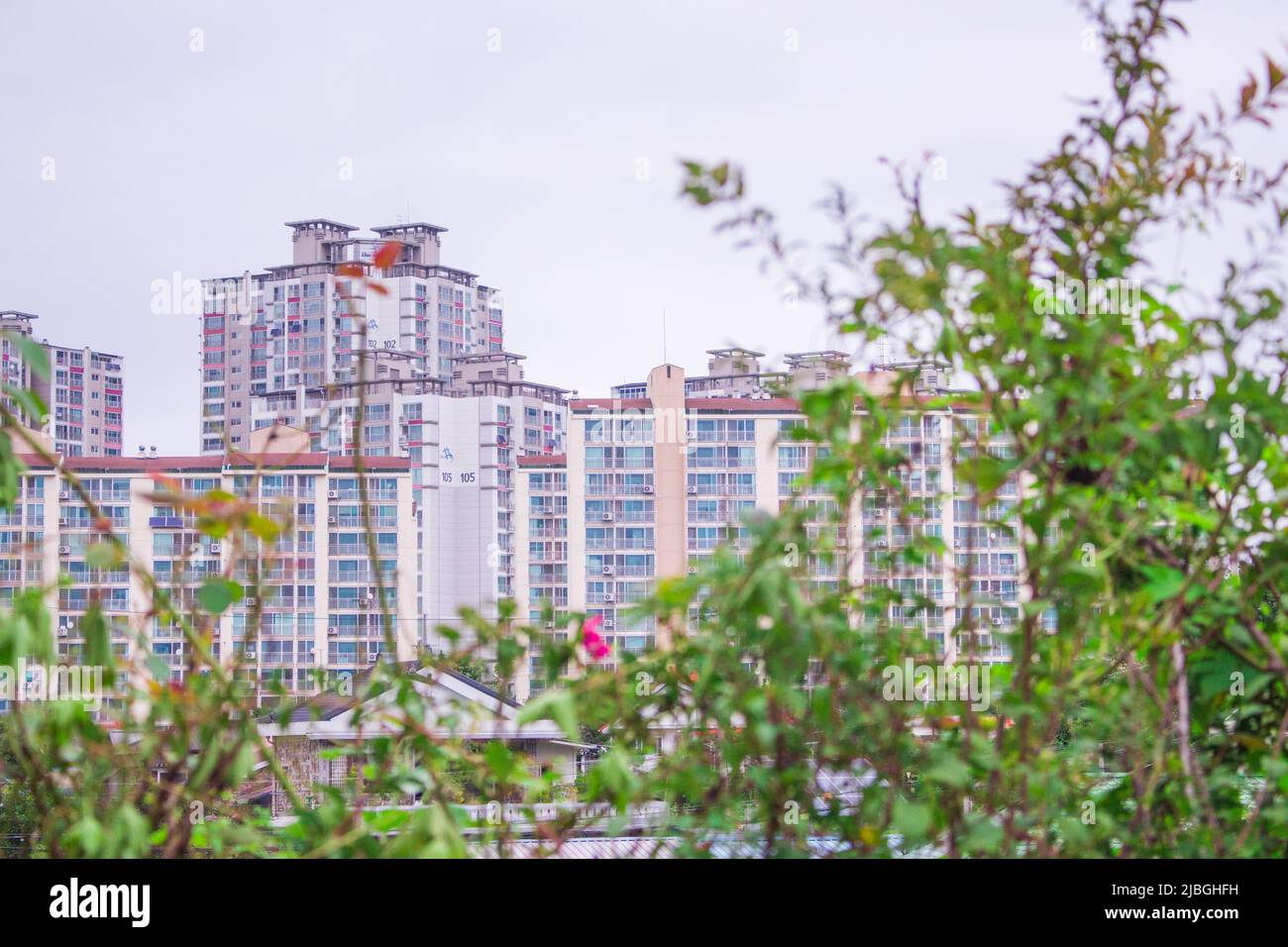 Das Bild eines alten Wohnhauses (Wohnung) in Onyang-dong. Onyang-dong ist ein Teil der Stadt Asan in Chungcheongnam-do, Südkorea. Stockfoto