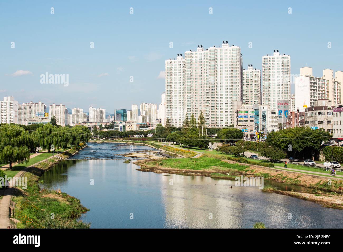 Daegu, Südkorea - 22. September 2018 : Downtown & Sincheon River. Daegu ist eine große Stadt der verarbeitenden Industrie (Samsung und Kolon wurden gegründet) Stockfoto