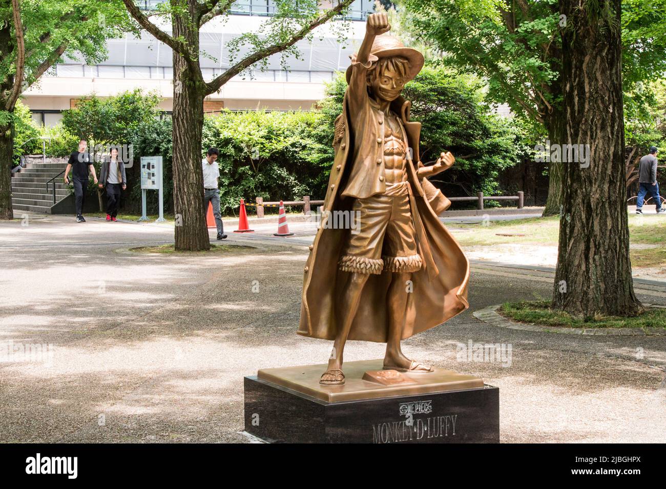 Statue des Affen D. Luffy vor dem Präfekturbüro von Kumamoto. Er ist die Figur aus dem berühmten JP-Comic „One Piece“ von Eiichiro Oda Stockfoto