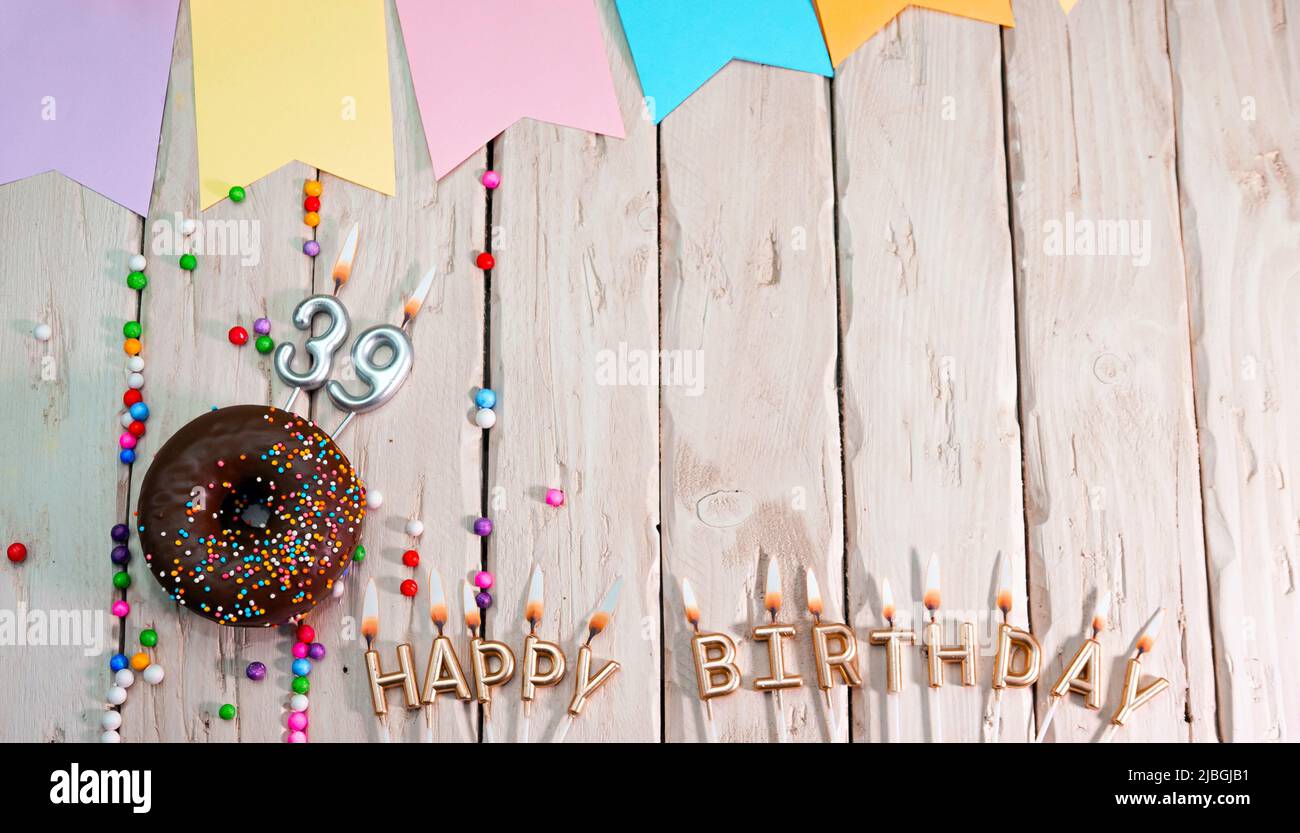Geburtstag mit Nummer. Donut auf dem Festtisch. Alles gute zum Geburtstag, herzlichen Glückwunsch, Draufsicht. Happy Birthday Karte mit schönen Dekorationen auf einem weißen Stockfoto