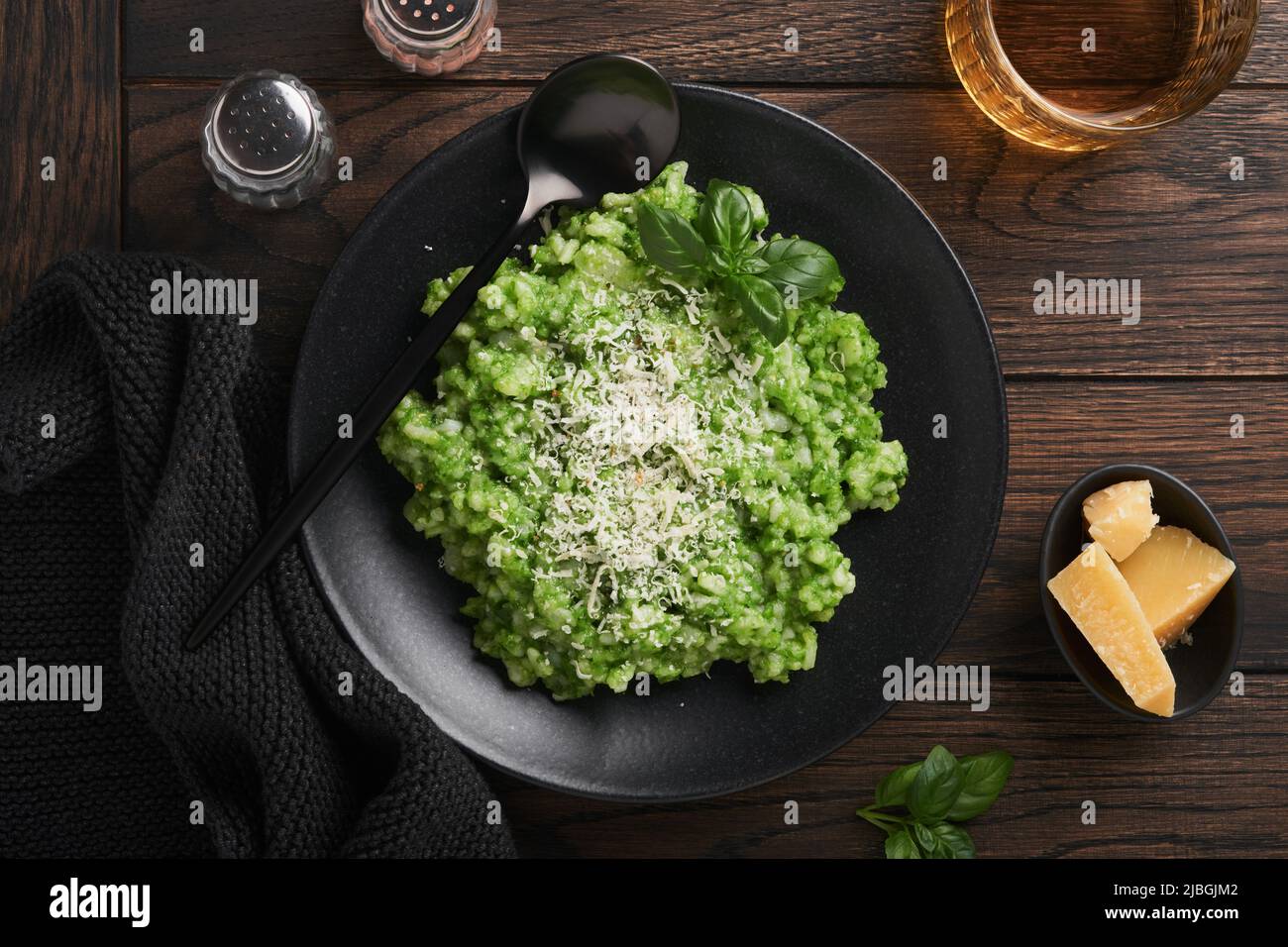 Italienisches Risotto. Köstliches Risotto mit Pesto-Sauce oder Bärlauch ...