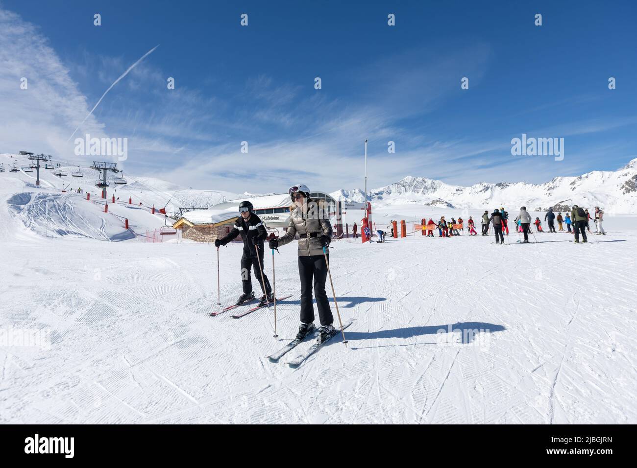 Zwei Skifahrer im Skigebiet Val d’Isère in den französischen Alpen Stockfoto