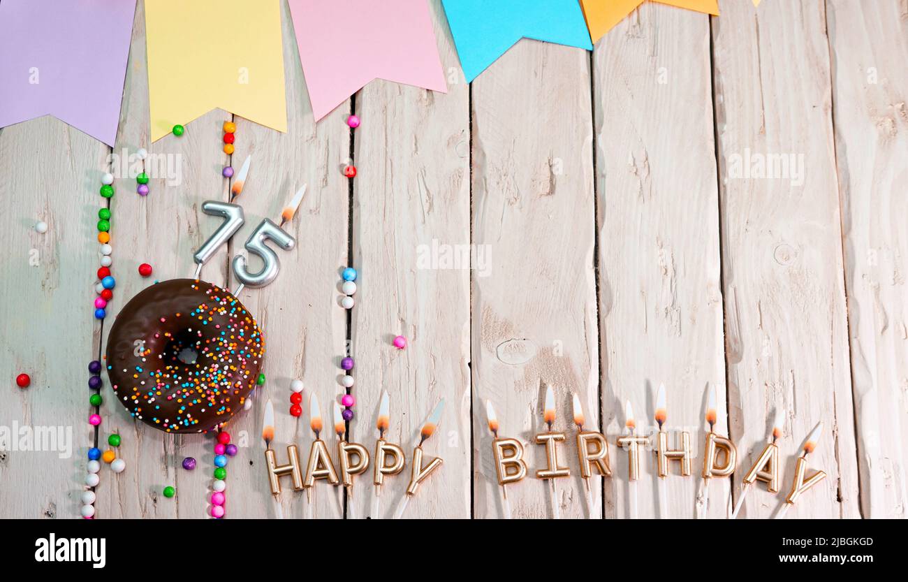 Geburtstag mit Nummer. Donut auf dem Festtisch. Alles gute zum Geburtstag, herzlichen Glückwunsch, Draufsicht. Happy Birthday Karte mit schönen Dekorationen auf einem weißen Stockfoto