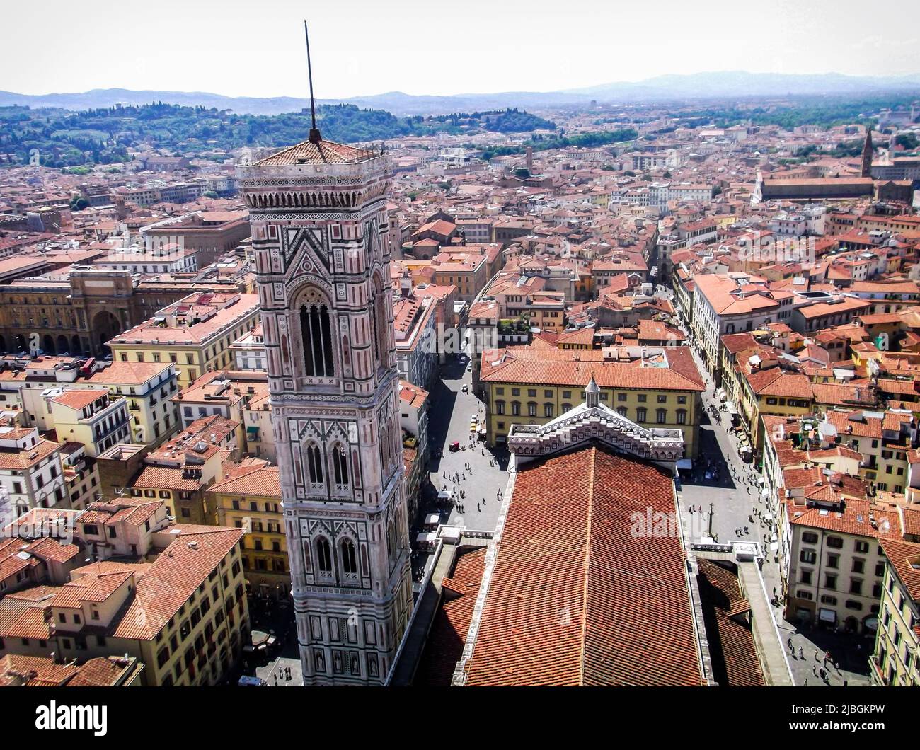 Giotto's Campanile in der Ferne und Stadtbild von Firenzone aus der oberen Ansicht, Italien Stockfoto