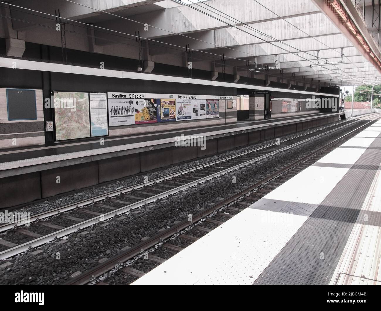 Basilica San Paolo, Rom, Italien - 14. Juni 2011 : das Bild des Bahnhofs Basilica San Paolo. Diese Station befindet sich an der Linie B der Metro von Rom. Stockfoto