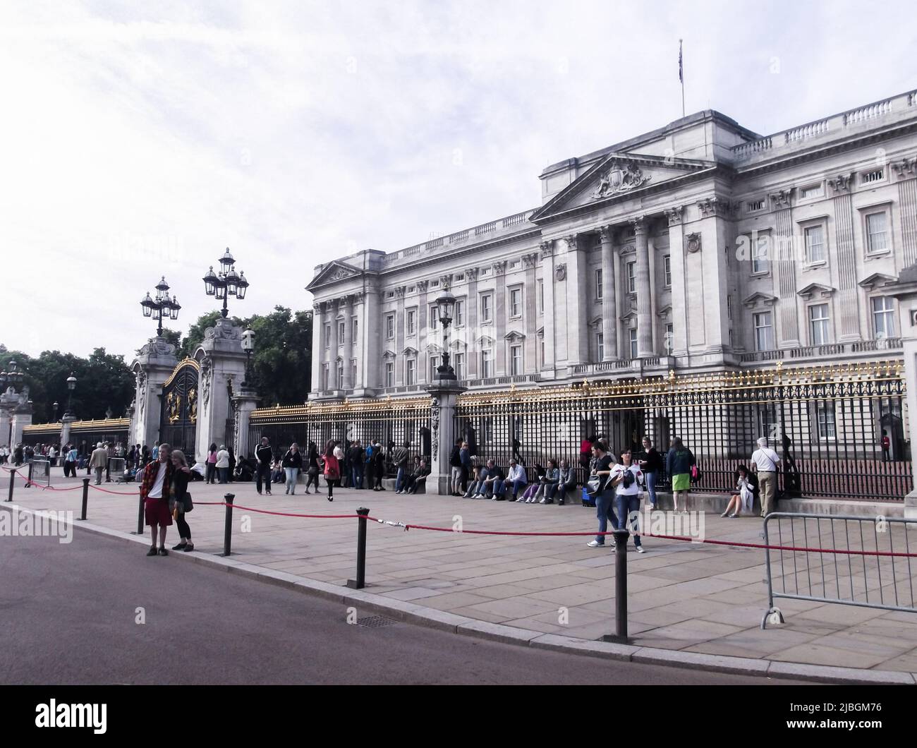 Buckingham Palace, London, UK - 10. Juli 2011 : das Bild des Buckingham Palace und die Massen von Touristen Stockfoto