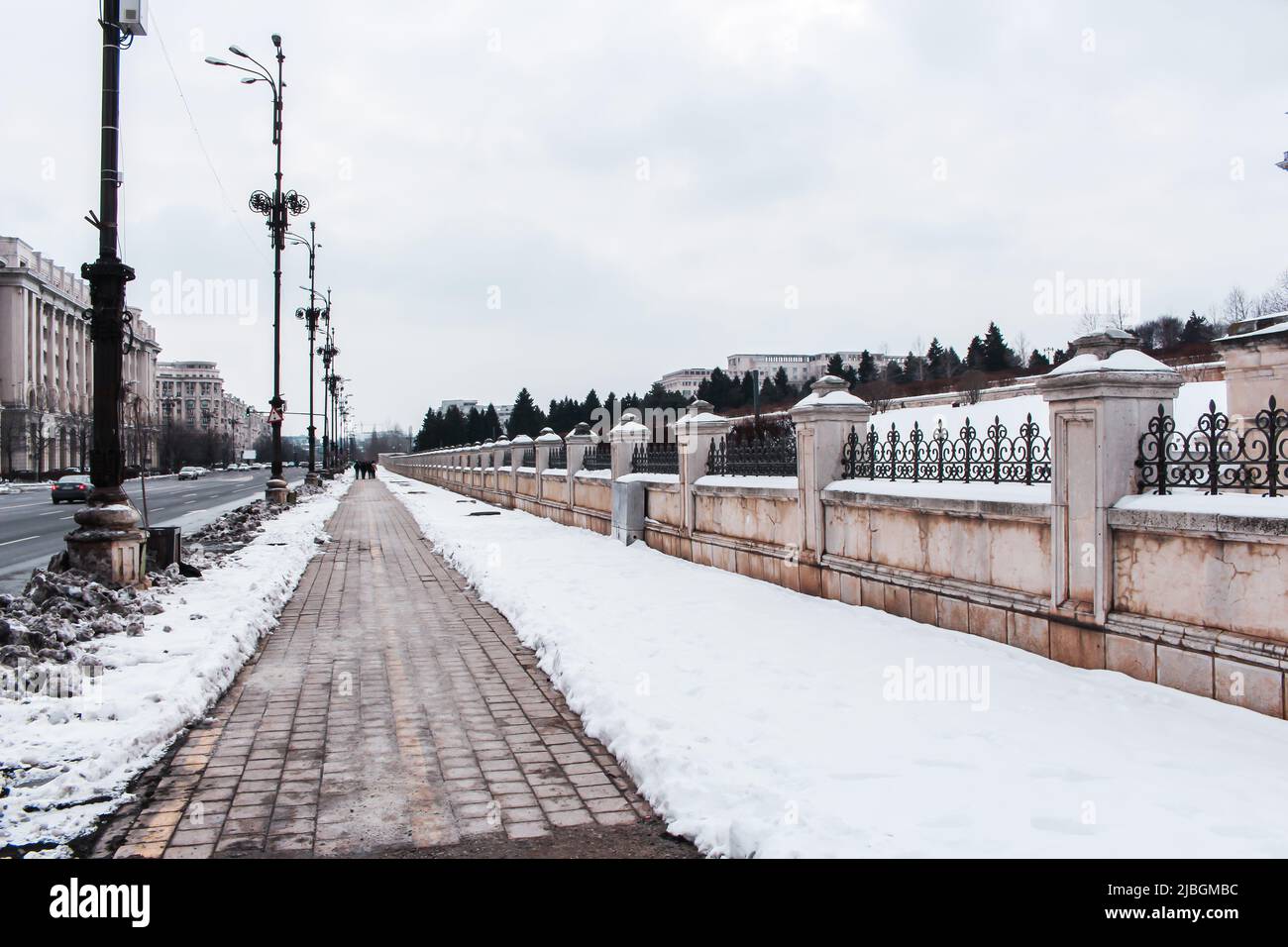 Das Bild von verschneiten Bürgersteig vor dem Palast des Parlaments, Sektor 5, Bukarest, Rumänien. Stockfoto