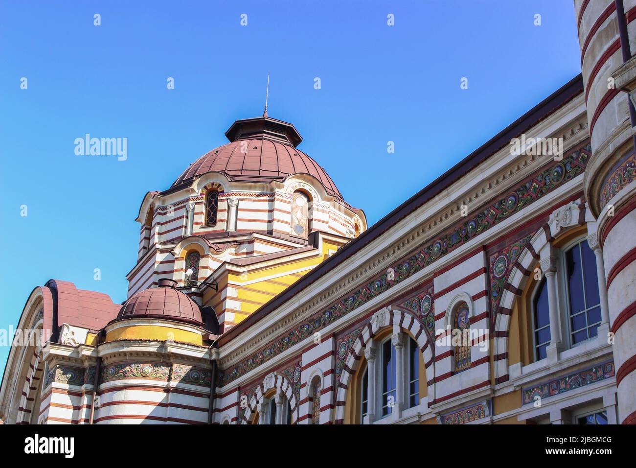 Sofia, Bulgarien - 14. Februar 2017 : das Gebäude des Regionalen Geschichtsmuseums, erbaut 2015, an sonnigen Tagen. Stockfoto