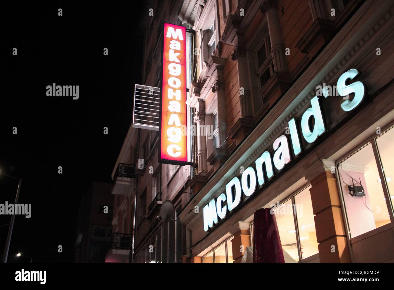 Sofia, Bulgarien - 15. Februar 2017 : Schild von McDonald's in der Nacht. McDonald’s hat 1994 in BG seinen Betrieb aufgenommen und in Plovdiv das Restaurant 1. eröffnet Stockfoto