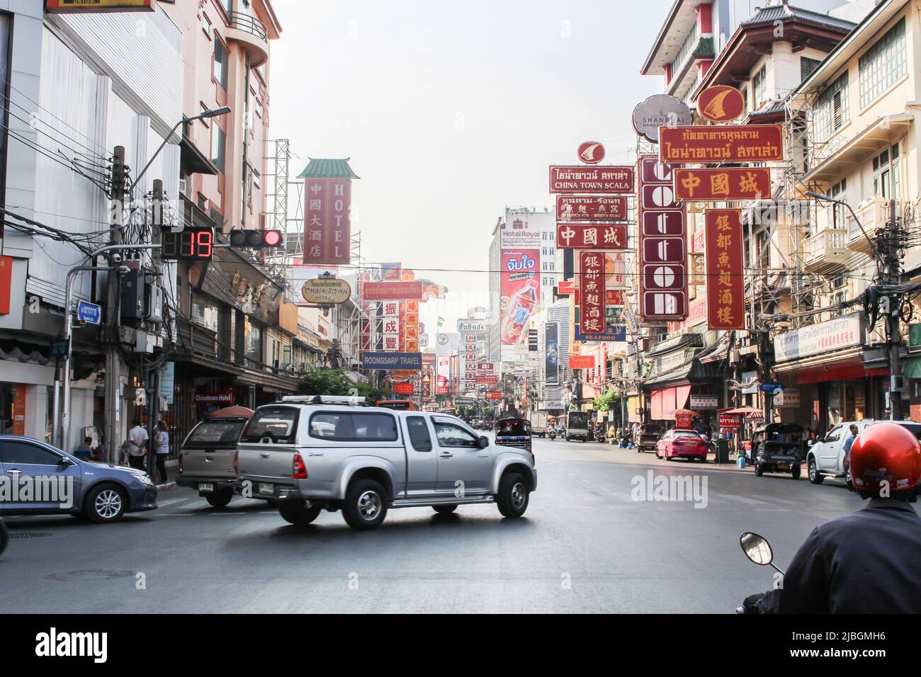Samphanthawong District, Bangkok, Thailand - 15. März 2017 : das Bild der Yaowarat Road, der Hauptverkehrsader von Bangkoks Chinatown, in bewölktem Himmel. Stockfoto