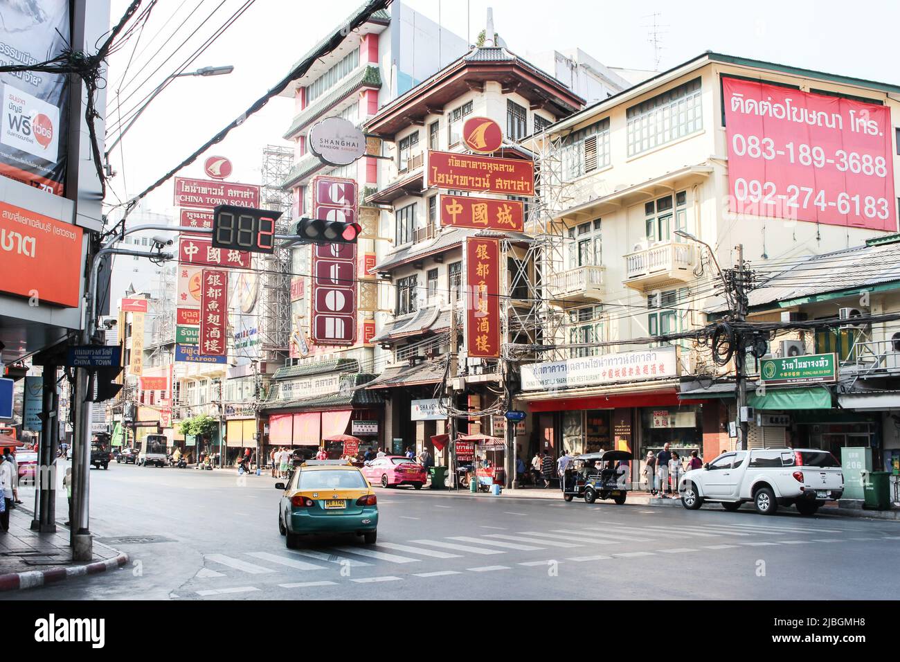 Samphanthawong District, Bangkok, Thailand - 15. März 2017 : das Bild der Yaowarat Road, der Hauptverkehrsader von Bangkoks Chinatown, in bewölktem Himmel. Stockfoto