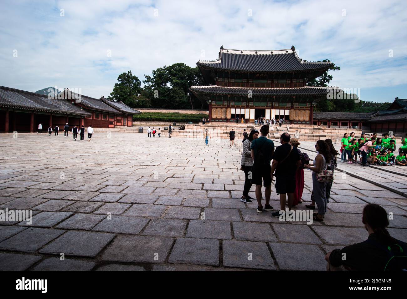 Changdeokgung Palast und Touristen. Es handelt sich um einen der „fünf Großen Paläste“, die von den Königen der Joseon-Dynastie erbaut wurden. Stockfoto