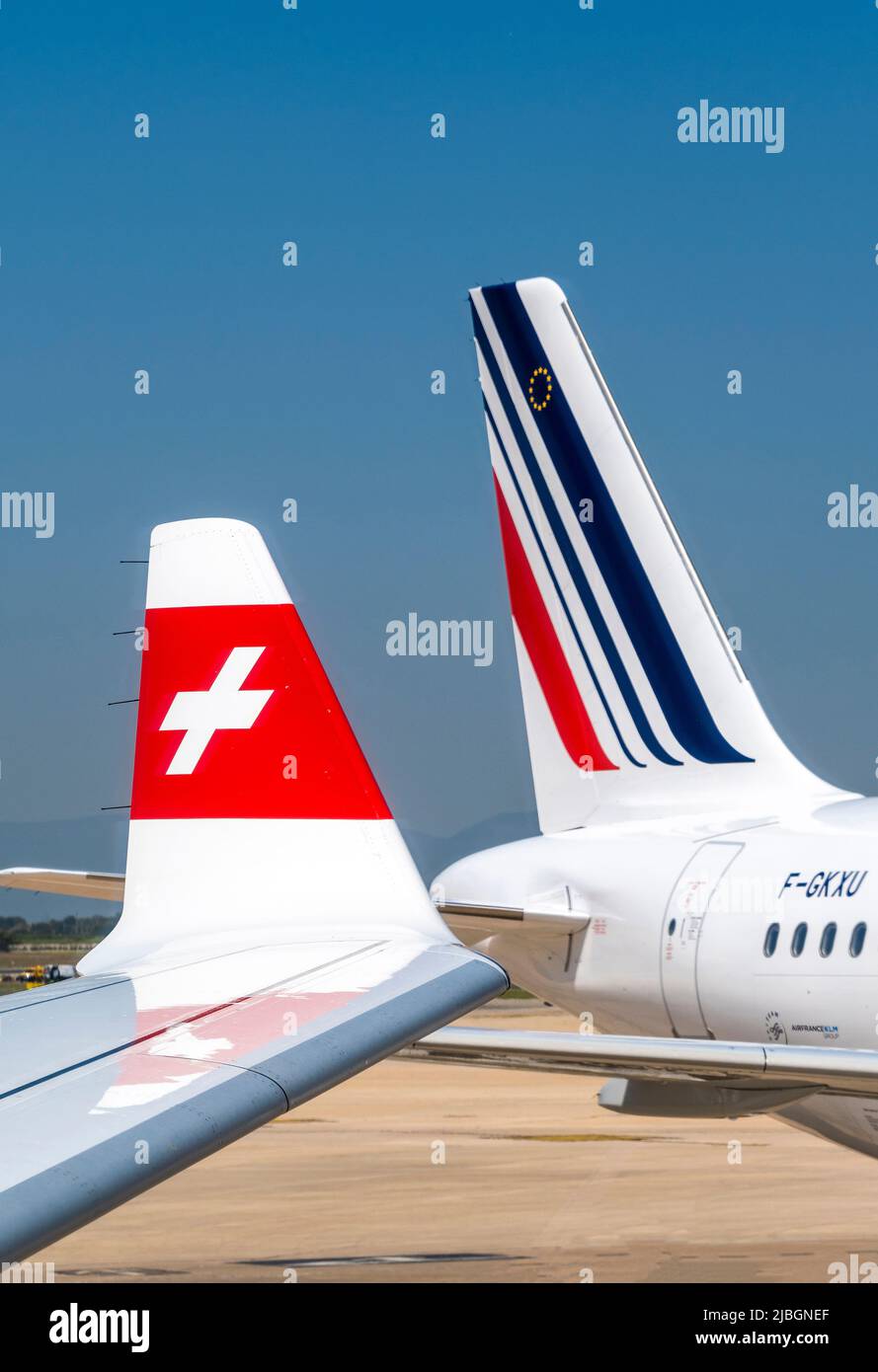 Schweizer Logo auf einem Airbus A220-300 Flügelchen mit Air France Airbus A320 dahinter, Valencia, Spanien Stockfoto