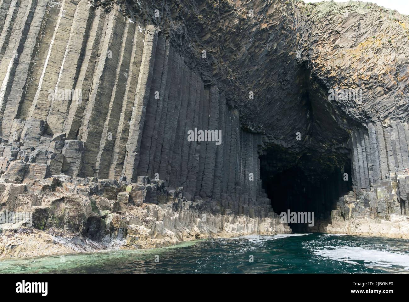 Fingal's Cave, Staffa Island, zeigt Basaltsäulen, Schottland, Vereinigtes Königreich, 30 Mai 2022 Stockfoto