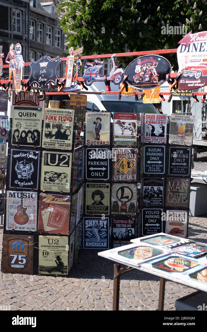Alle Arten von Metallschildern oder -Platten mit Namen von Pop-Künstlern und Musik- und Rockbands zum Verkauf auf einem Flohmarkt in Maastricht Stockfoto