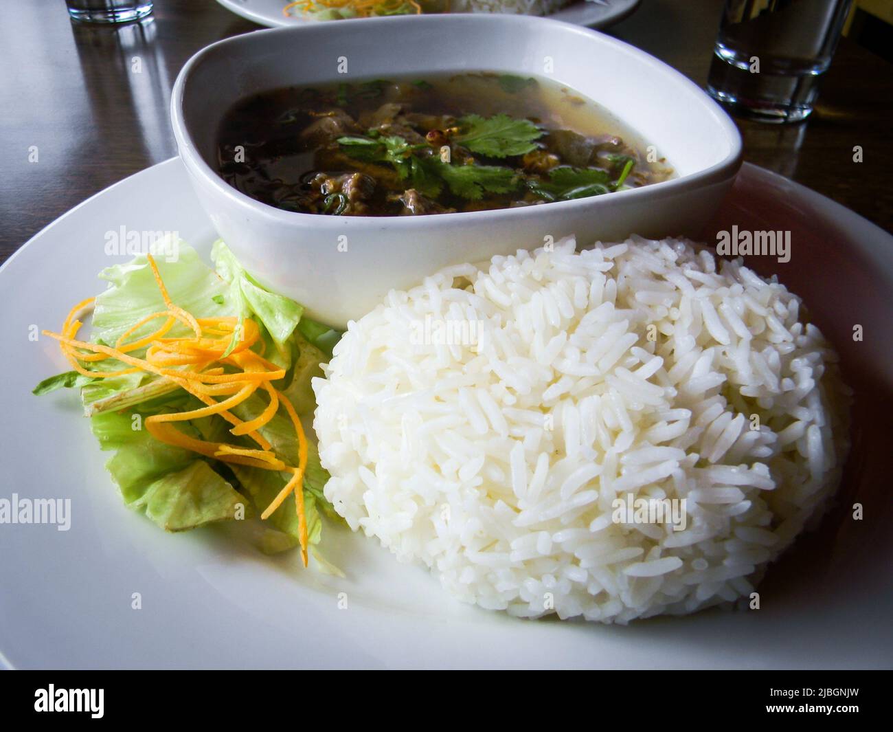 Scharfer thailändischer rindfleischsalat -Fotos und -Bildmaterial in ...